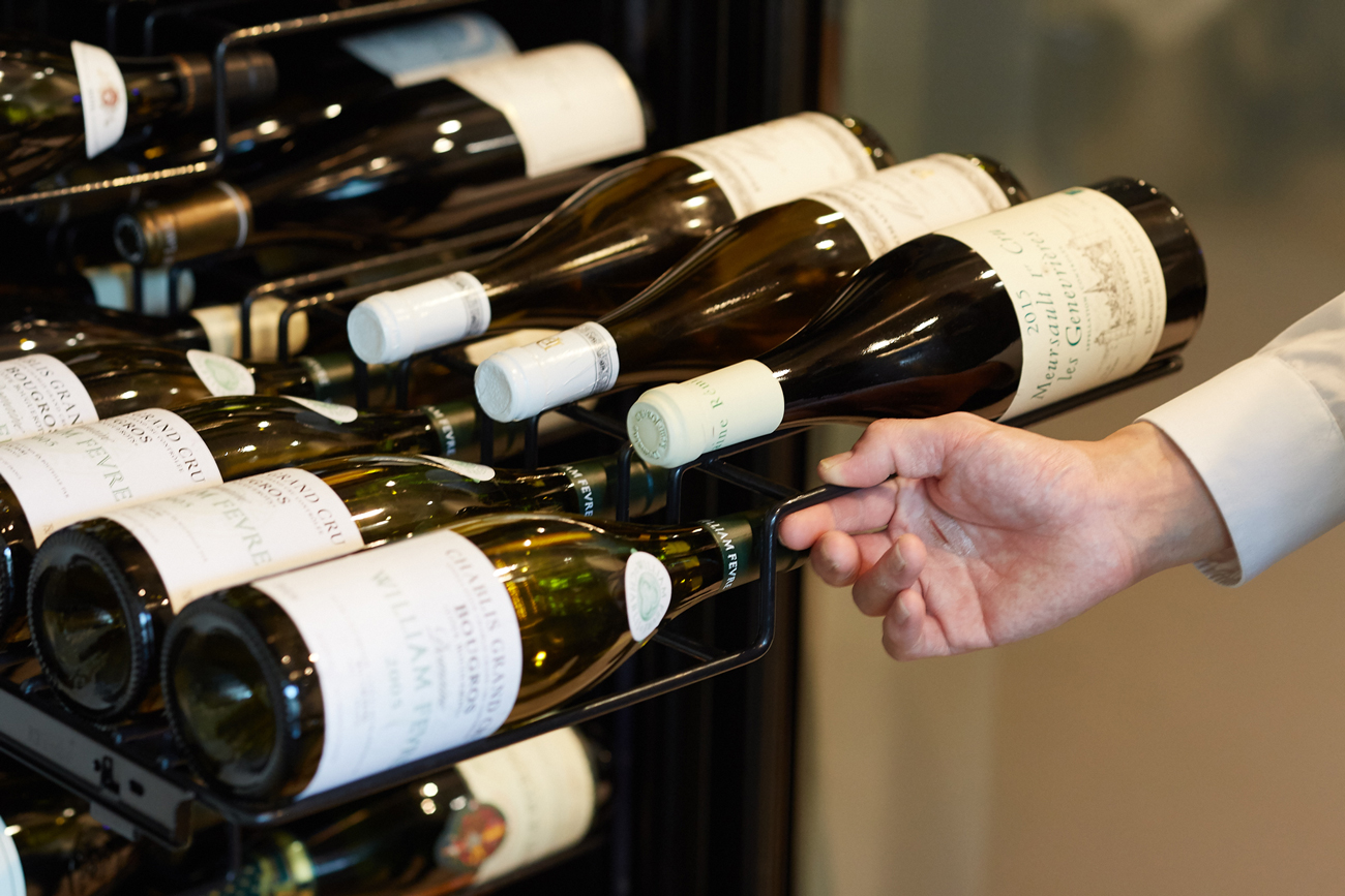 山梨のワインをはじめとして国産ワイン、またDRCなどの銘醸ワインを200種類ほどご用意しております